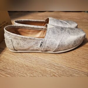 Tom's Classic Ivory Silver Floral Jacquard, size 7.5